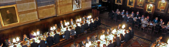 영국 옥스퍼드 크라이스트처치칼리지에서 열린 '옥스퍼드 이노베이션 소사이어티(OIS)' 행사 모습. 옥스퍼드대 연구자들과 전 세계 기술기업들로 구성된 포럼인 OIS는 매년 옥스퍼드대 내 연회장에서 저녁 만찬을 연다. 이 자리에서 옥스포드대 교수들과 기업 관계자, 벤처 투자자, 기술이전 전문가 등은 자연스럽게 어울리며 기술정보를 교류하고 네트워크를 다진다.